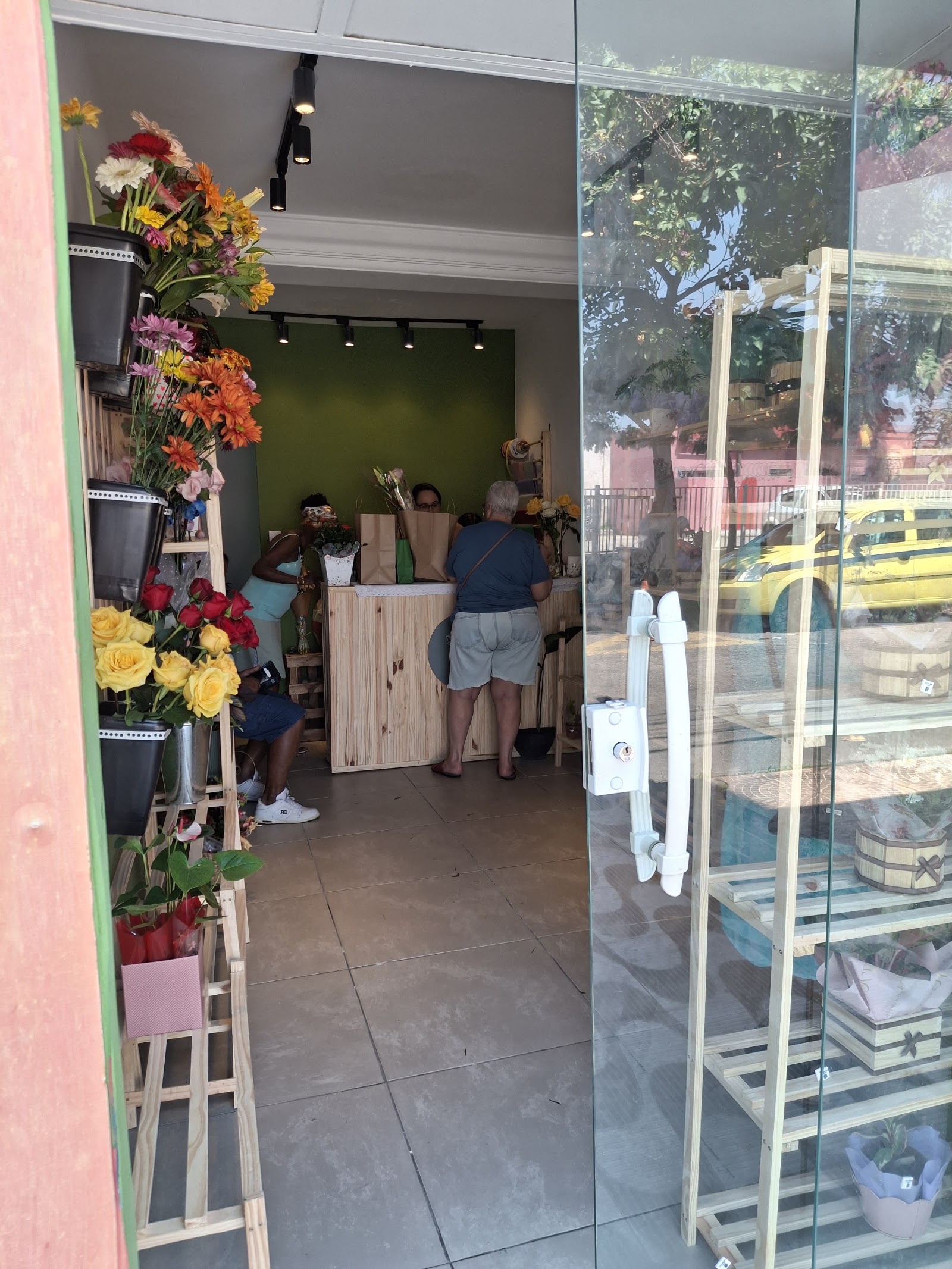 Fachada e interior da Lírios e Mimos Floricultura em Taquara
